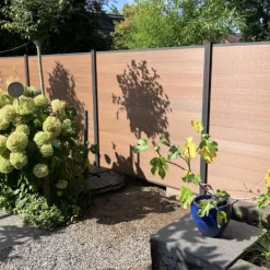 Discount C-Wood Schutting composiet co-extrusie Garda teak met antraciet aluminium kader (180 x 200 cm)