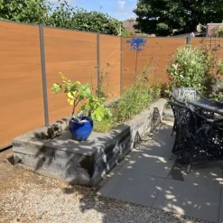 Discount C-Wood Schutting composiet co-extrusie Garda teak met antraciet aluminium kader (180 x 200 cm)