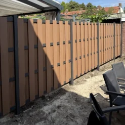 Discount C-Wood Schutting set composiet Bari bruin gevlamd met antraciet aluminium frame (5,67 meter)