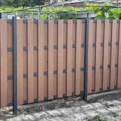 Hot C-Wood Schutting composiet Bari bruin gevlamd met antraciet aluminium frame (180 x 180 cm)