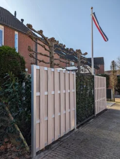 C-Wood Schutting composiet Bari steengrijs gevlamd met blank aluminium frame (180 x 180 cm)