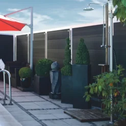 Outlet Elephant Schutting composiet Forte antraciet met blank aluminium kader (180 x 180 cm)