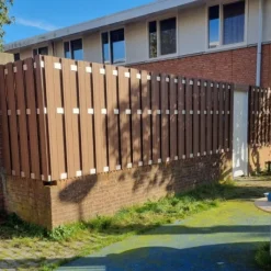 Best C-Wood Schutting composiet Stijl bruin met blank aluminium frame (180 x 180 cm)