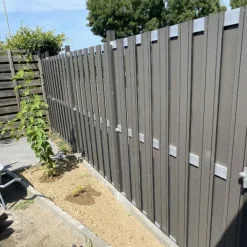 Online C-Wood Schutting composiet Stijl antraciet met blank aluminium frame (180 x 180 cm)