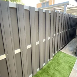 Online C-Wood Schutting composiet Stijl antraciet met blank aluminium frame (180 x 180 cm)