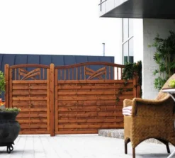 Hot Plus Danmark Schutting met doorkijk - Rondo toog teak geverfd (90 x 142/146 cm)