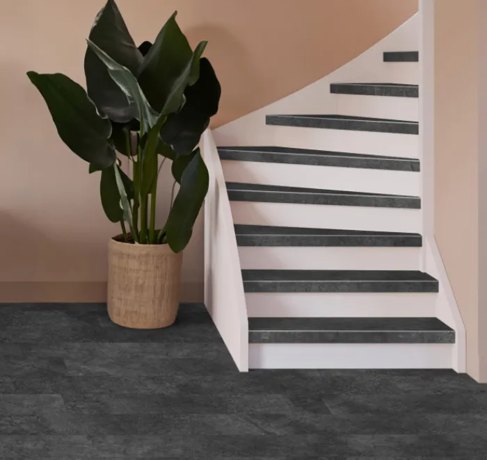 New Stepwood Traprenovatie set - rechte trap - 13 treden SPC toplaag Beton zwart incl. witte stootborden