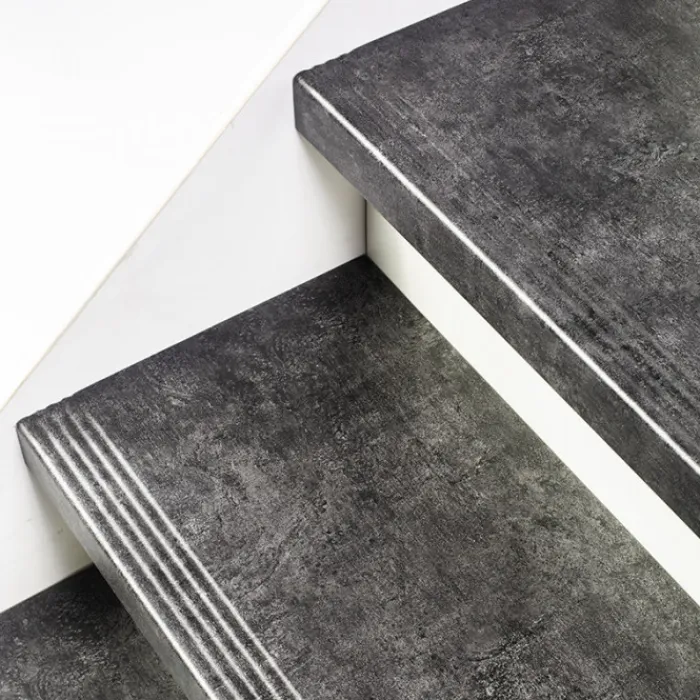 New Stepwood Traprenovatie set - rechte trap - 13 treden SPC toplaag Beton zwart incl. witte stootborden