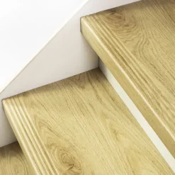 New Stepwood Traprenovatie set - 2 kwart draai - 15 treden SPC toplaag Licht eiken incl. witte stootborden