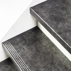 Stepwood Traprenovatie set - 2 kwart draai - 14 treden SPC toplaag Beton zwart incl. witte stootborden