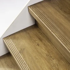 Stepwood Traprenovatie set - rechte trap - 16 treden SPC toplaag Bruin eiken incl. stootborden