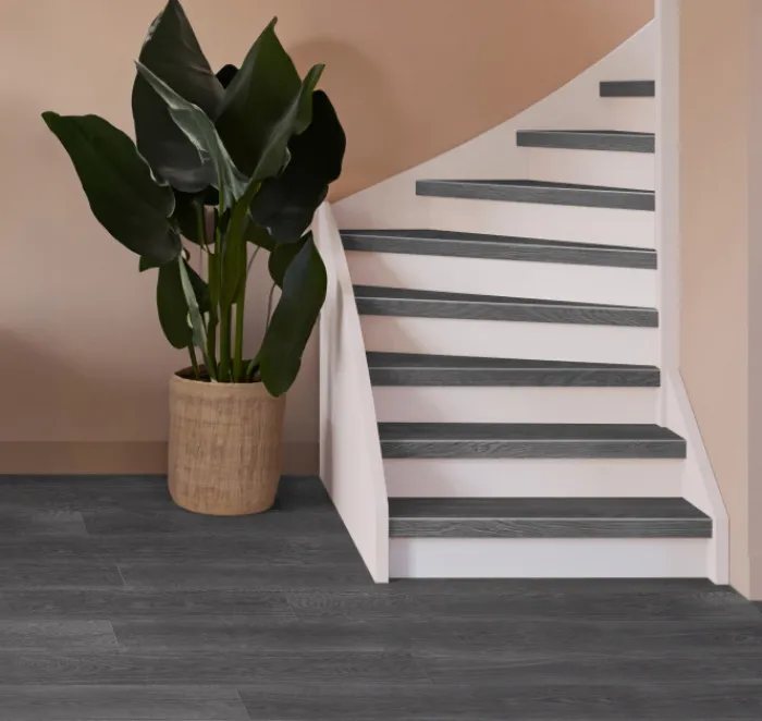 Online Stepwood Traprenovatie set - rechte trap - 14 treden SPC toplaag Antraciet incl. witte stootborden