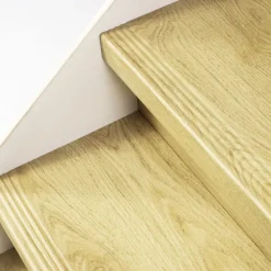 Clearance Stepwood Traprenovatie set - 1 kwart draai - 16 treden SPC toplaag Licht eiken incl. stootborden