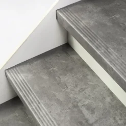 Outlet Stepwood Traprenovatie set - 2 kwart draai - 13 treden SPC toplaag Beton grijs incl. witte stootborden