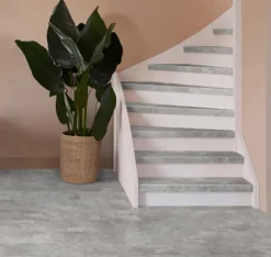 Clearance Stepwood Traprenovatie set - 2 kwart draai - 14 treden SPC toplaag Beton grijs incl. witte stootborden