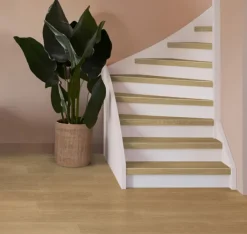 Stepwood Traprenovatie set - 2 kwart draai - 15 treden SPC toplaag Bruin eiken incl. witte stootborden