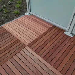 Best Smaragd Terrastegel hardhout Bankirai 100 x 100 cm (24 mm) ribbel