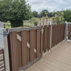 Discount C-Wood Tuinhek poort composiet Stijl bruin met alu frame incl. hang- en sluitwerk (100 x 93,5 cm)