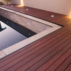 Outlet Eva-Last Vlonderplank composiet semi massief 2,5 x 21 cm Padoek (rood) vlak/schorsmotief