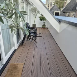 Clearance C-Wood Vlonderplank composiet semi massief 2,5 x 25 cm - XXL bruin gevlamd (4 mtr) grove ribbel/geborsteld